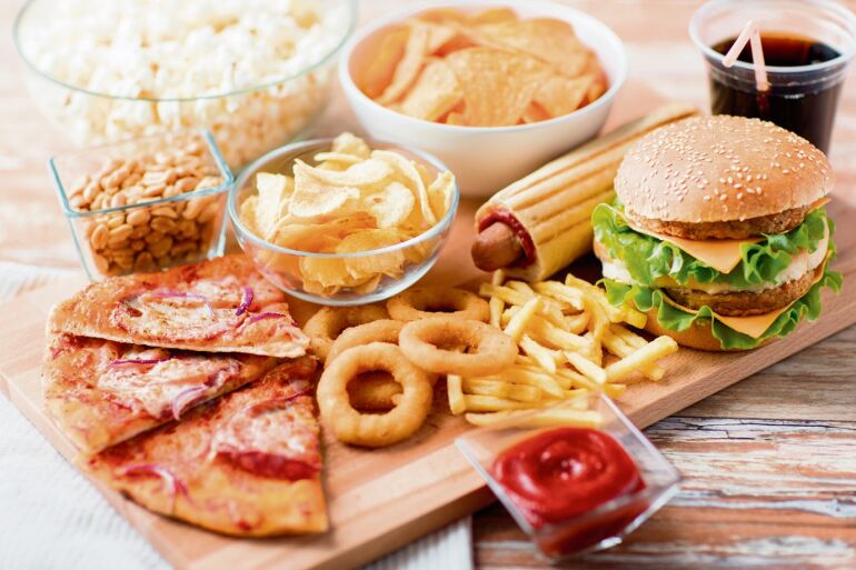 Übersättigung - Zucker, Salz & Fett stimulieren das Belohnungssystem im Gehirn. Die Belohnungssignale können das Sättigungsgefühl überlagern: Übersättigung und Übergewicht sind die Folgen. - © Shutterstock