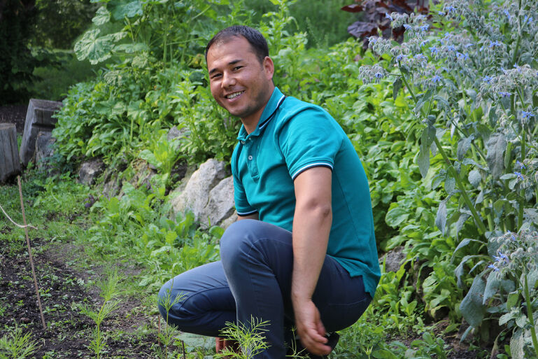 Reza - Reza ist einer von zehn Asylwerbern, die im Rahmen des Projekts „GartenWerk“ im Therapiegarten Hand anlegen und Deutsch lernen. - © Foto: Christopher Erben
