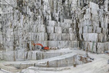 Carrara - Im italienischen Carrara wurde bereits in der Antike Marmor abgebaut. Heute haben moderne Maschinen die Arbeit übernommen. - © ©Edward Burtynsky, courtesy Galerie Springer, Berlin/Nicholas Metivier Gallery, Toronto