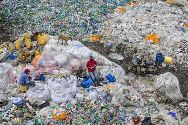 Müll-Deponie - Dandora, die ausufernde Mülldeponie bei Nairobi in Kenia, ist zum Biotop für Menschen, Tiere und Pflanzen geworden. - © Foto: ©Edward Burtynsky, courtesy Galerie Springer, Berlin/Nicholas Metivier Gallery, Toronto