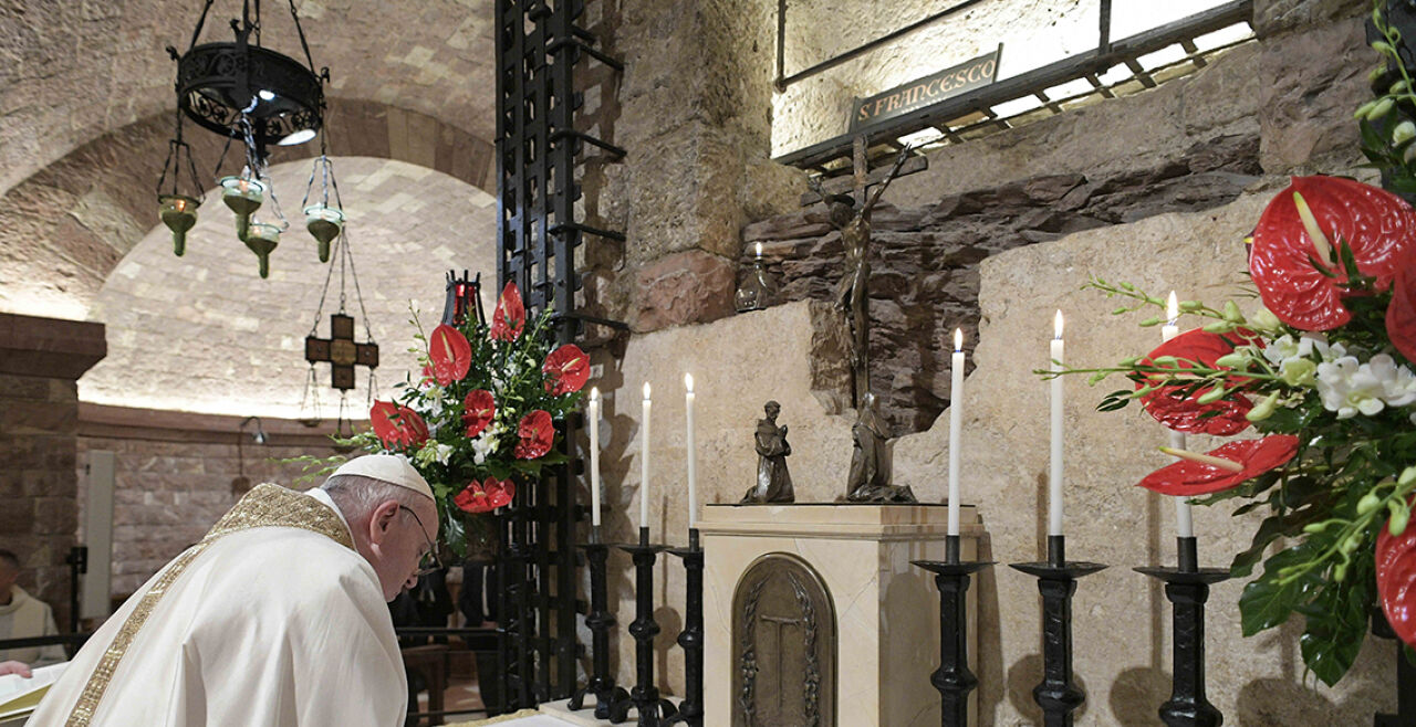 past Assis - ©  APA / AFP / Vatican Media / Handout - 3. Oktober 2020: Papst Franziskus unterzeichnet am Grab des hl. Franziskus in Assisi die neue Enzyklika