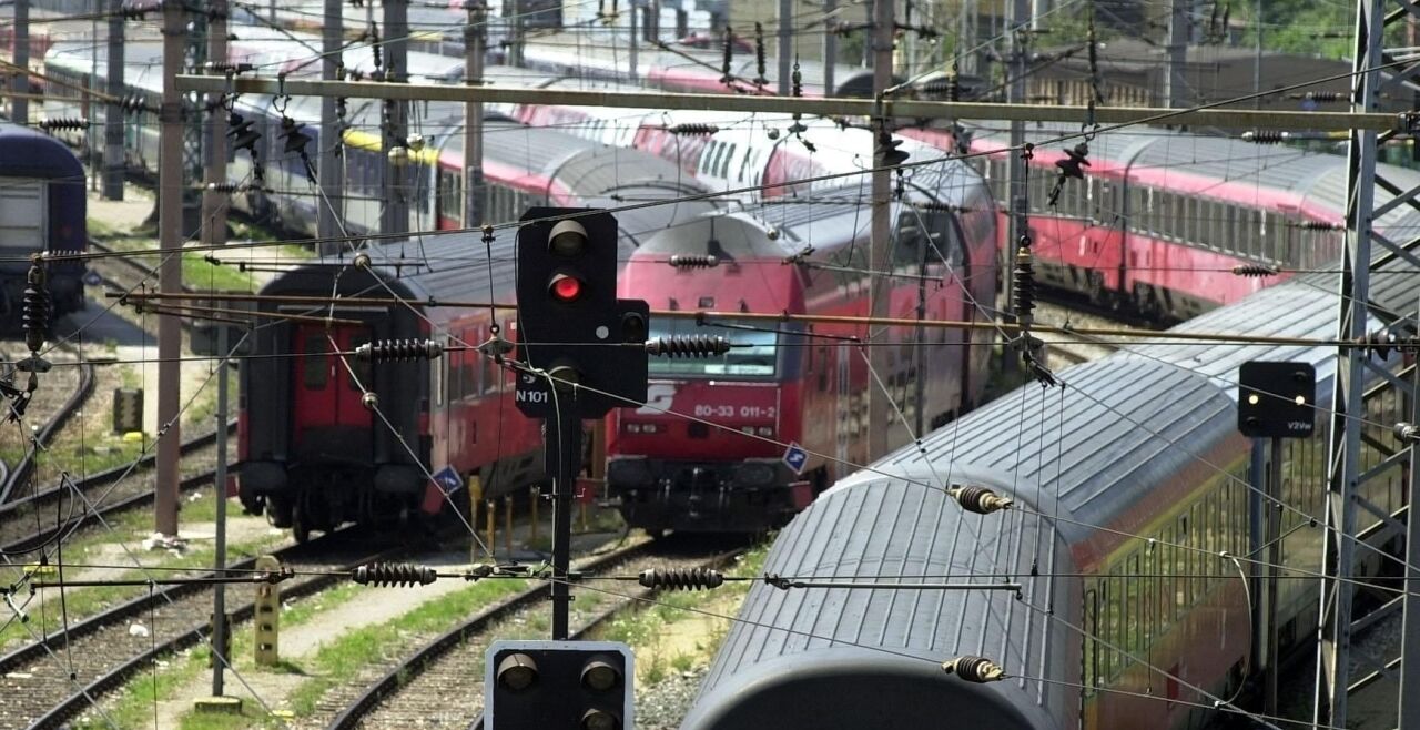oebb - Signal auf Rot: Die ÖBB-Missstände sind nicht zuletzt Folgen des Jahrzehnte währenden Versagens der österreichischen Verkehrspolitik.
 - © Foto: APA/SCHLAGER