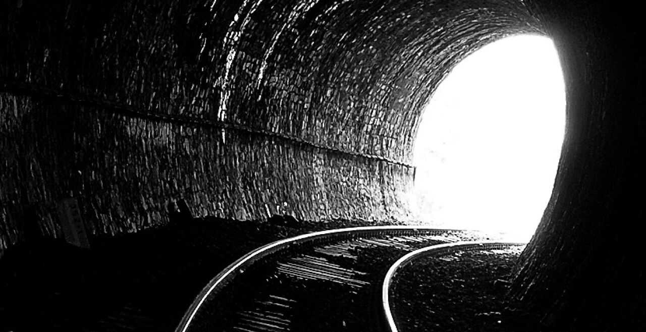Tunnel - Licht am Ende des Tunnels. Das kann auch eine Bankverbindung sein. - © Foto: stockphoto