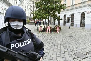 Terroranschlag in Wien Kranzniederlegung - © Foto: APA / Hans Punz