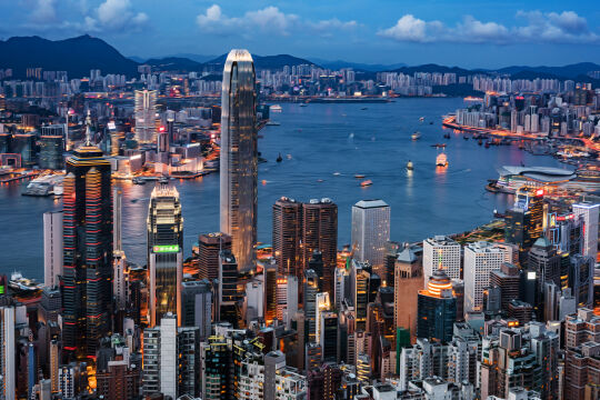 Hongkong Hafen - © Foto: iStock/ chunyip wong (Bildbearbeitung: Rainer Messerklinger)