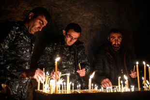 dadiwank - © APA / AFP / Alexander Nemenov - Armenische Soldaten gedenken am 14. November der Gefallenen im Kloster Dadiwank, das am 15. November unter aserbaidschanische Kontrolle übergeben wurde.