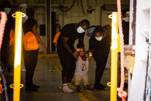 Drei von insgesamt 350 aus Seenot geretteten Flüchtlingen an Bord der Sea-Watch 4. - Drei von insgesamt 350 aus Seenot geretteten Flüchtlingen an Bord der Sea-Watch 4. - © Seawatch/Chris Grodotzki