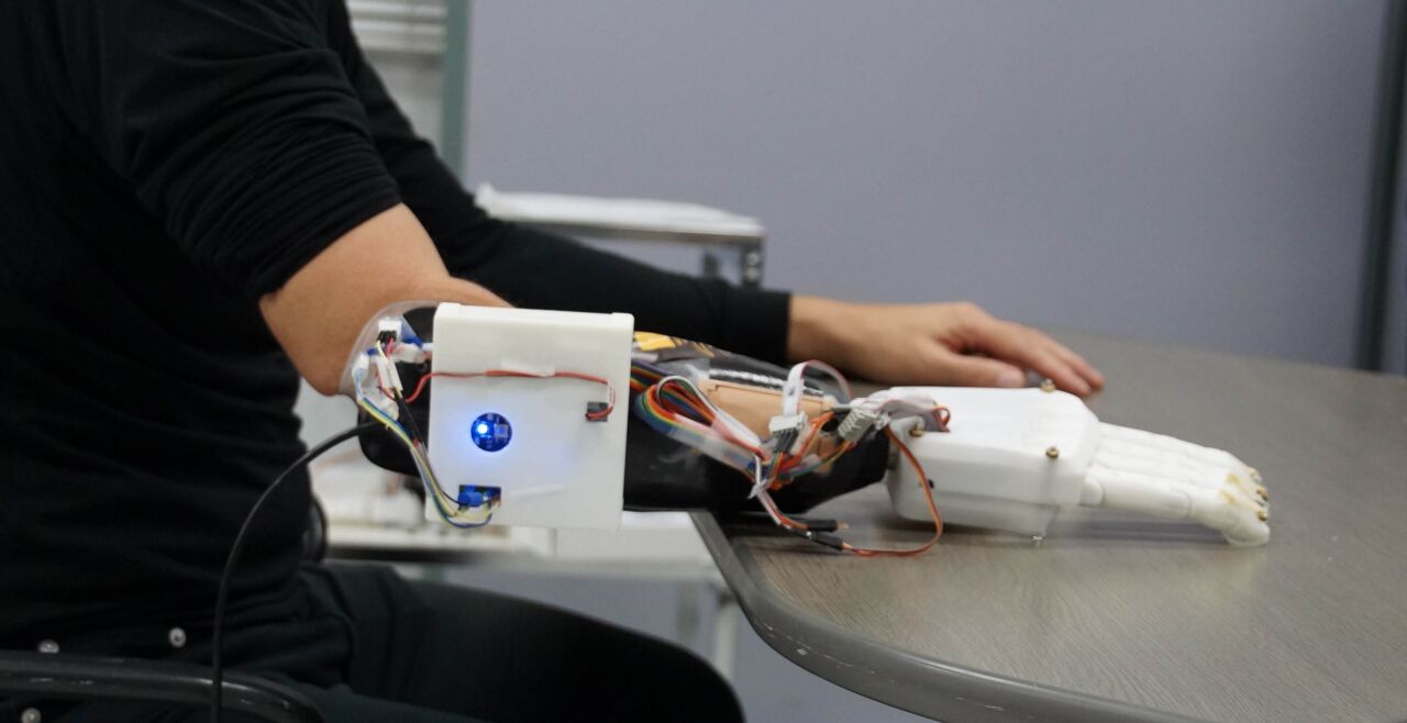 Prothesenhand - Die Prothese verwendet Signale aus Elektroden und maschinelles Lernen, um Handpositionen zu kopieren. - © Hiroshima University Biological Systems Engineering Lab