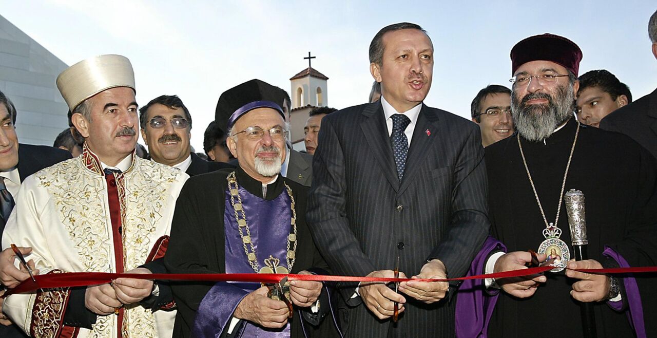 erdogan - © APA / AFP / Tarik Tinazay   -   Bild: Präsident Erdoğan (Mi.) mit Religionsvertretern  2004 (li.: Ali Bardakoğlu, damals Chef der Religionsbehörde Diyanet)