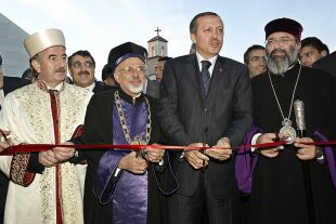 erdogan - © APA / AFP / Tarik Tinazay   -   Bild: Präsident Erdoğan (Mi.) mit Religionsvertretern  2004 (li.: Ali Bardakoğlu, damals Chef der Religionsbehörde Diyanet)