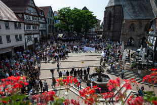 Haus - Ein zeichen setzen: Am 22. Juni  gedenken Hunderte des ermordeten CDUPolitikers Walter<br />
 Lübcke in Wolfhagen bei Kassel.<br />
<br />
  - © Fotos: Swen Pförtner / dpa / AFP