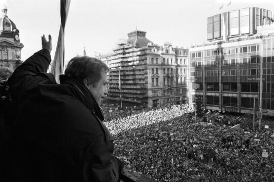 Václav Havel spricht auf dem Wenzelsplatz zum Volk  - © Foto: Getty Images / Sovfoto / UIG