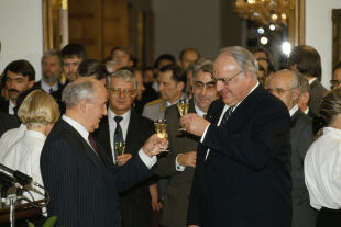  Michail  Gorbatschow mit Kanzler Kohl  - © Foto: Getty Image / Régis Bossu / Sygma