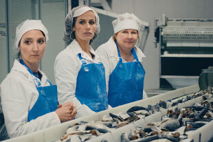"Rebellinnen" - Sandra (Cécile de France, Mitte) und ihre Kolleginnen in der Fischkonservenfabrik.<br />
&nbsp; - © Luna Film