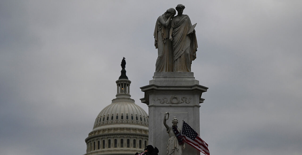 US-Kapitol: Ein Ort der Tränen  - Die Allegorie des Friedens tröstet und trägt dabei eine Gesetzestafel. Das Denkmal in der Nähe zum Kapitol wurde am Mittwoch zum Lager der Trumpisten bei ihrem Angriff auf die Demokratie.<br />
<br />
  - © APA / AFP / Andrew Caballero-Reynolds