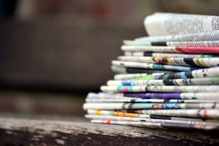 Zeitungsstapel - © Foto: Pixabay / congerdesign