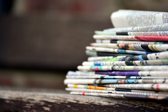 Zeitungsstapel - © Foto: Pixabay / congerdesign