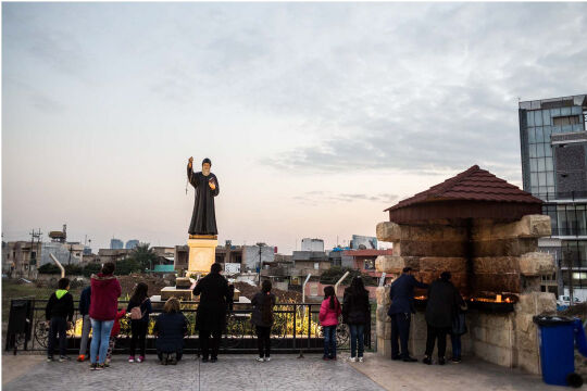Peschmerga 1 - Der freie Glaube<br />
Ankawa bei Erbil wird eine Stadt,in der Christen willkommen sind. Hier in der Nähe der Mar-Elia-Kirche. - © Giacomo Sini