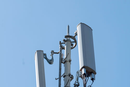 5G-Antenne - Bis zum Jahr 2023 sollen erste 5G-Dienste in Österreich nutzbar sein. In der Schweiz werden bereits 5G-Optionen angeboten (Bild: Antenne in Neuchatel). - © picturedesk.com / Adrien Perritaz / Keystone