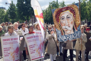 Münster, Westfalen - Mehrere Hundert Frauen und Männer versammelten sich am 12. Mai zur Mahnwache "Maria 2.0" vor dem Dom.  - © APA/dpa/Carsten Linnhoff