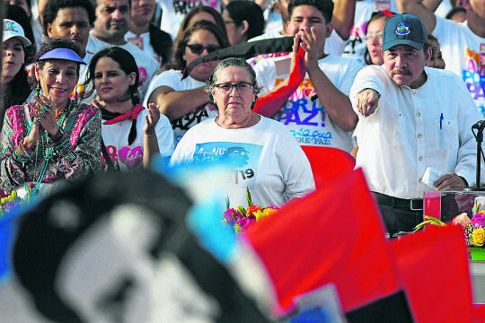 Ortega 2 - <strong>Ortega, 40 Jahre später 2</strong><br />
Er ist höchst umstritten, der Nicaragua seit zwölf Jahren regiert und zuletzt mit einer Reform der Sozialversicherung den Unwillen der Bevölkerung auf sich zog. - © APA / Marvin Recinos
