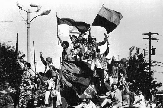 Jubel des Anfangs - Jubel des Anfangs: Die Jugend Nicaraguas eroberte die gepanzerten Fahrzeuge des Diktators. Szenen aus der Hauptstadt Managua, Juli 1979. - © Foto: APA / AFP 