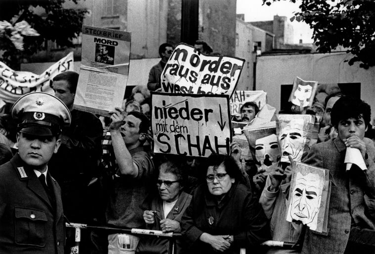 said - Demonstration gegen den Besuch des Schahs vor der Deutschen Oper Berlin (2. 6. 1967) - © Henschel/ullstein bild/picturedesk.com