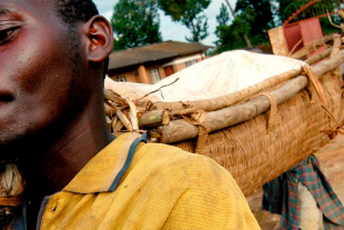Ruanda - Die Überreste eines Opfers des Massen­mordes werden geborgen. Immer wieder ruft sich der Völkermord in<br />
Erinnerung - © Foto: Ricky Gare / EPA / picturedesk