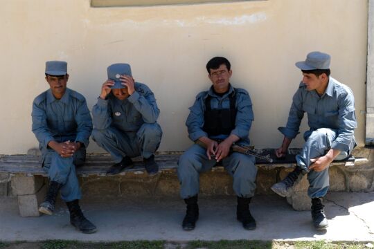 Afghanische Polizei in Badakshan - Chancenlos: Die afghanischen Sicherheitskräfte (hier in der Provinz Badakhshan) sind den Taliban bei Weitem unterlegen. Vor allem auch neue Verkehrswege haben sich als Eigentor erwiesen. - © Stefan Schocher