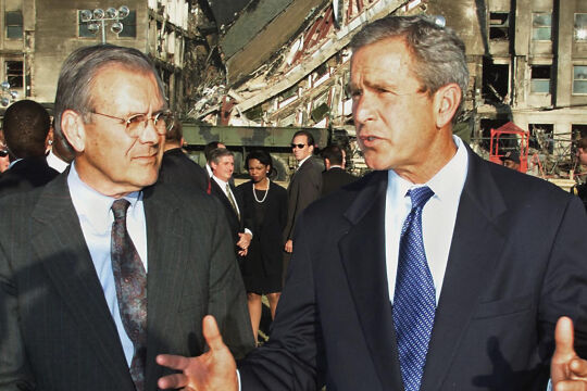 Bush Rumsfeld - © APA / AFP / Paul J. Richards