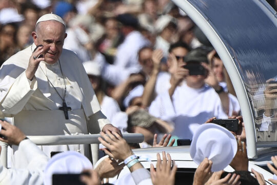 Papst in budapest - © APA / AFP / Attila Kisbenedek