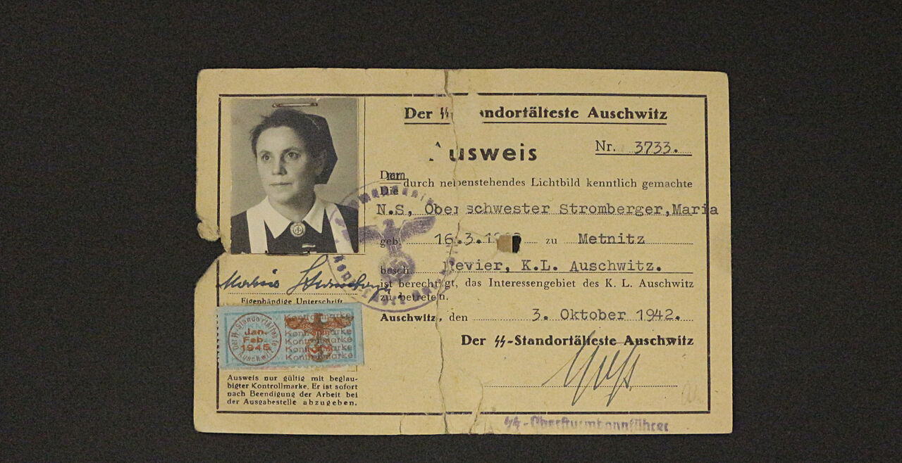 Auschwitz-Dienstausweis von Maria Stromberger - In der neuen Österreich-Ausstellung in Block 17 des Museums Auschwitz- Birkenau sind auch einige Erinnerungstücke an Maria Stromberger, wie dieser Dienstausweis, zu sehen. - © APM Bildarchiv, Gedenkstätte Auschwitz