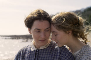 Ammonite - Kate Winselt (li.) spielt die Fossiliensammlerin Mary Anning, die sich in die verheiratete Charlotte Murchison (Saoirse Ronan) verliebt. - © Tobis