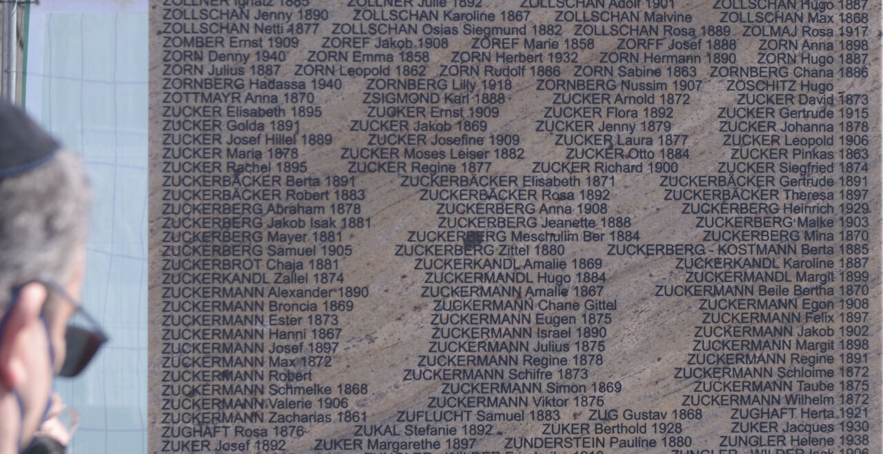 65000 Namen - © APA / Herbert Pfarrhofer   -   Ausschnitt aus der Mauer mit den 65.000 Namen der unter der NS-Herrschaft ermordeten österreichischen Jude, Ostarrichipark, Wien