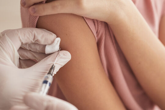 Impfung Kinder Corona - © Foto: iStock/SeventyFour