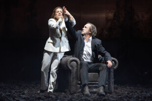 Macbeth - Verdis „Macbeth“ in der Felsenreitschule – Annemarie Kremer als Lady Macbeth und Simon Neal in der Titelpartie. - © Foto: Anna-Maria Löffelberger