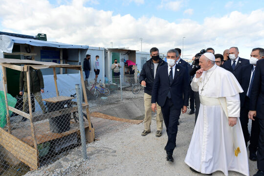 Papst Franziskus auf Lesbos 2021 - © Foto: APA / AFP / Vatican Media