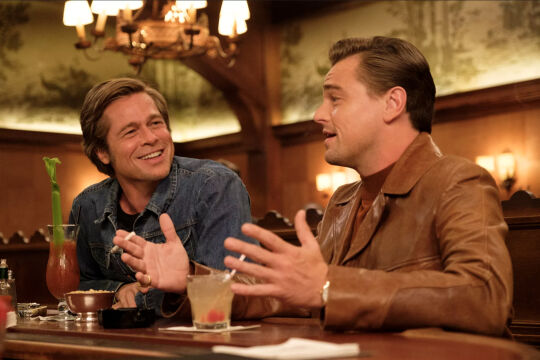 once upon a time in hollywood - Gemischtes Doppel<br />
Rick Dalton (Leonardo DiCaprio, re.) ist ein abgehalfterter Western-Schauspieler, Cliff Booth (Brad Pitt, li.), sein Stunt-Double und „Kindermädchen“. - © Sony