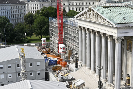 Parlament - Nicht nur das historische Parlamentsgebäude wird aktuell saniert. Auch die Gesetze, die bald wieder darin beschlossen werden, könnten Mut zu Veränderung vertragen, meint der Ökonom Lukas Sustala. - © APA/Hans Punz