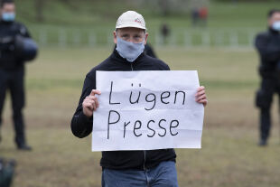 Lügenpresse - © Foto: Boris Roessler / dpa / picturedesk.com