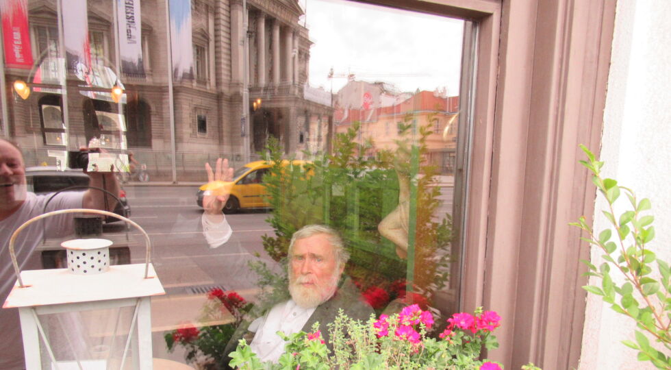 Kurrent - Friedrich Kurrent winkt aus seinem Wiener Stammlokal, dem Café Raimund. - © Foto: Erich Klein