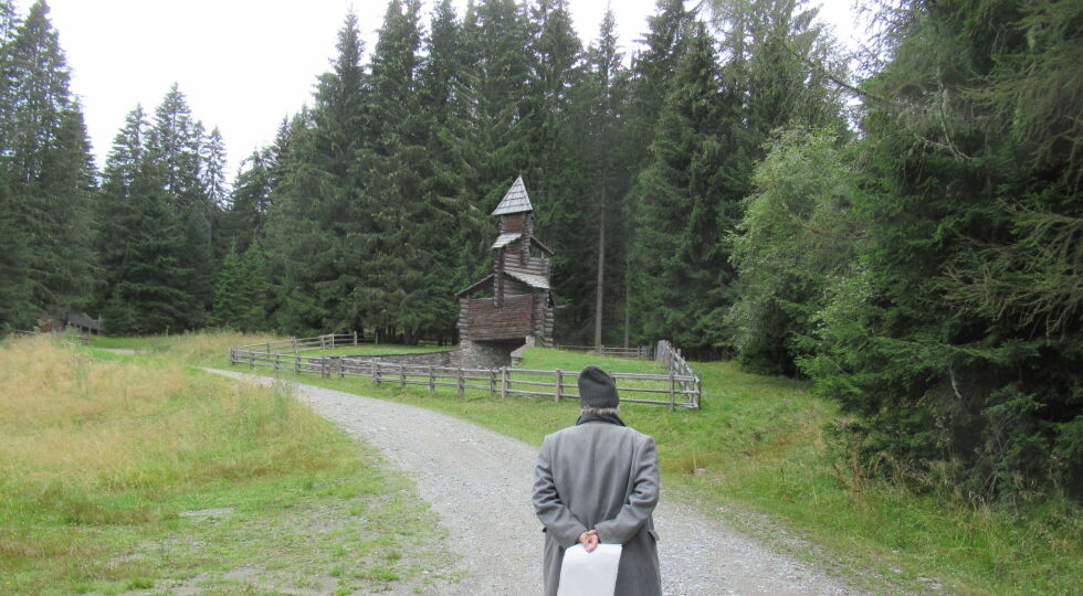 Kurrent - Kurrent vor seiner mit der Landschaft verbundenen Waldkapelle in Ramingstein/Lungau. - © Foto: Erich Klein