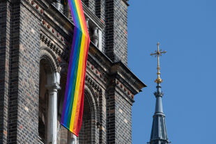 Kirche katholisch queer #OutInChurch - © Foto: APA / AFP / Alex Halada