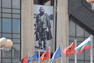 Kosovarischer Kriegsheld - Der 1998 von serbischen Polizisten getötete UCK-Kommandant Adem Jashari (hier auf einem Bild im Zentrum von Prishtina) wurde zur Symbolfigur des kosovarischen Widerstands. - © Wolfgang Machreich
