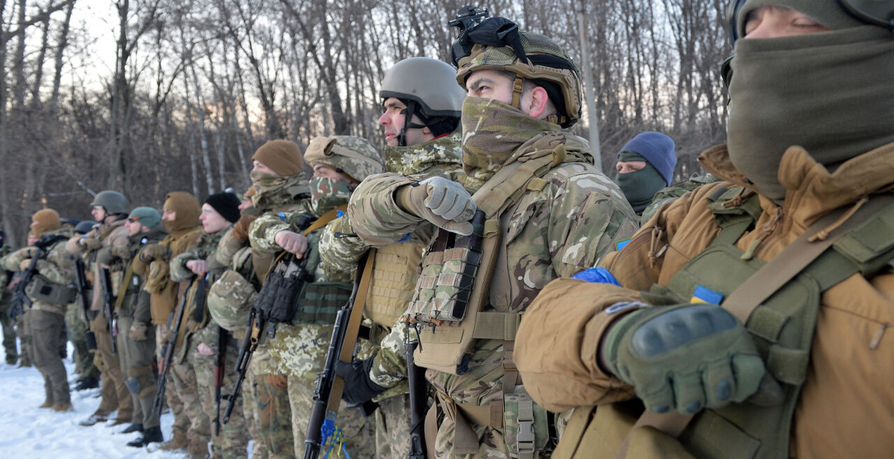 Ukraine Krieg betende Soldaten - © Foto: APA / AFP / Sergey Bobok