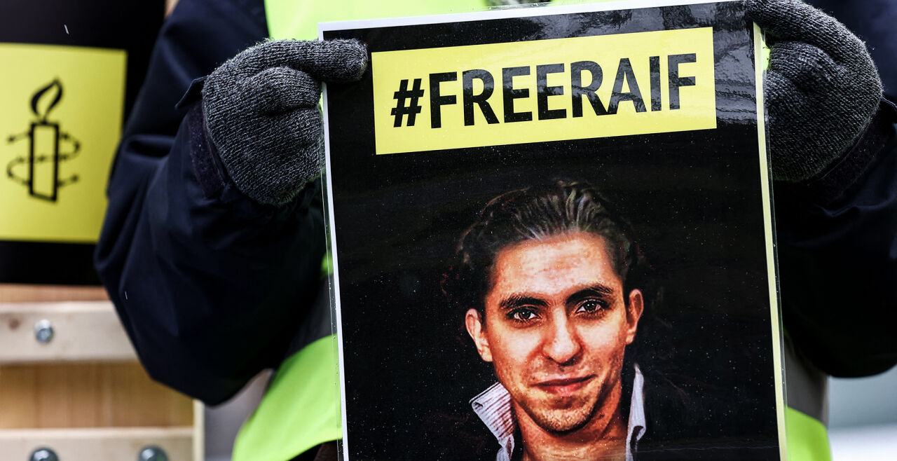 Freiheit für Raif Badawi - Raif Badawi – jede Woche erinnert eine Mahnwache in Wien an ihn und das saudische Unrechtsregime. - © APA / AFP / Kenzo Tribouillard
