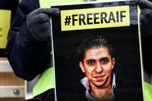 Freiheit für Raif Badawi - Raif Badawi – jede Woche erinnert eine Mahnwache in Wien an ihn und das saudische Unrechtsregime. - © APA / AFP / Kenzo Tribouillard