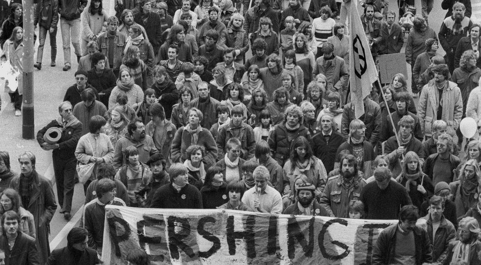 Friedensbewegung 1983 - 1983, Berlin Gegen die Aufrüstung der NATO: Hunderttausende Jugendliche in ganz Europa demonstrieren gegen die Stationierung von Pershing-Raketen in Europa nach dem Nachrüstungsbeschluss der NATO. - © Foto: picturedesk.com / Paul Glaser / SZ-Photo 