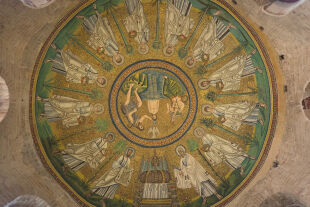 Deckenmosaik Ravenna - Taufkapelle der Arianer Im Baptisterium in Ravenna aus dem fünften Jahrhundert findet sich das antike Deckenmosaik mit der Hetoimasia, dem leeren Thron Gottes samt Kreuz davor, vor dem sich die Apostelfürsten verneigen. - © Foto: Wikipedia