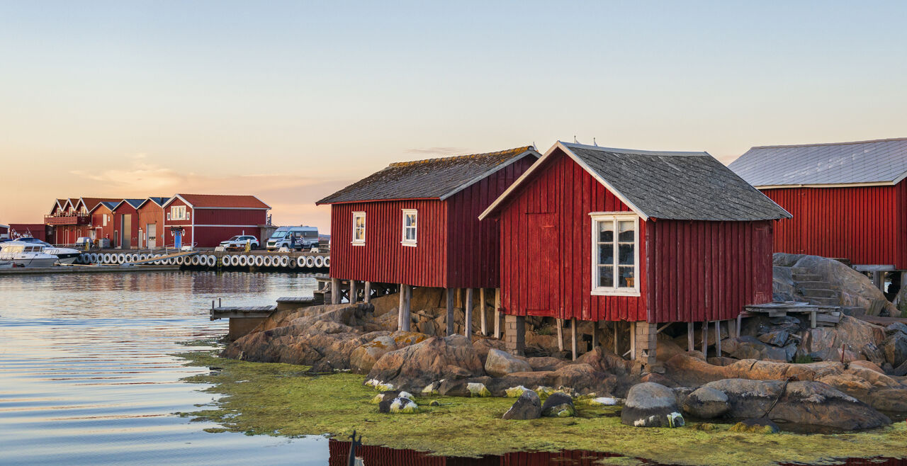 Schweden - rote Häuser - © Foto: iStock / Martin Wahlborg